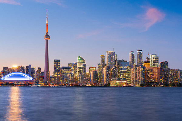 Торонто, Онтарио, Канада, город на озере Онтарио в сумерках.