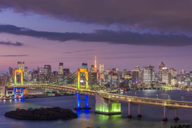 Alacakaranlıkta Gökkuşağı Köprüsü ve Tokyo Tower Tokyo, Japonya manzarası panorama.