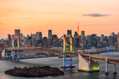 Alacakaranlıkta Gökkuşağı Köprüsü ve Tokyo Tower Tokyo, Japonya manzarası panorama.