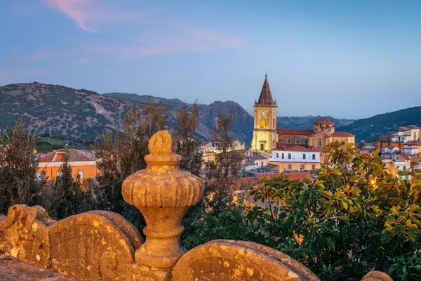 Novara di Sicilya, Sicilya, İtalya köyü şafak vakti.