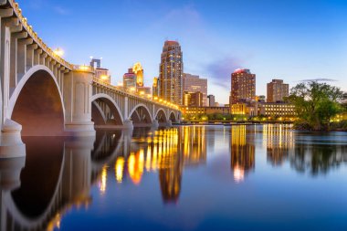 Minneapolis, Minnesota, ABD şehir merkezi. Mississippi Nehri üzerinde ufuk çizgisi. Alacakaranlık vakti Üçüncü Cadde Köprüsü..