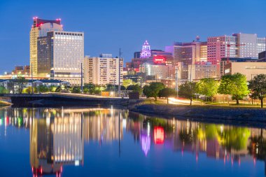 Rochester, Minnesota, ABD Zumbro Nehri üzerindeki şehir manzarası.