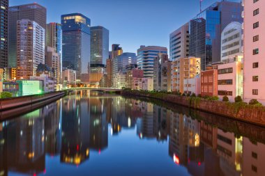 Osaka, Japonya Alacakaranlık Okawa Nehri üzerindeki şehir manzarası.