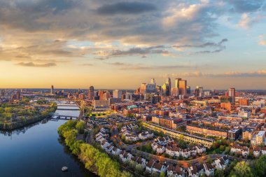 Minneapolis, Minnesota, ABD şehir merkezi alacakaranlıkta gökyüzü.