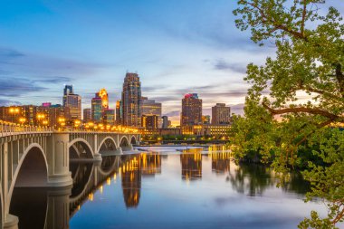 Minneapolis, Minnesota, ABD şehir merkezi. Mississippi Nehri üzerinde ufuk çizgisi. Alacakaranlık vakti Üçüncü Cadde Köprüsü..