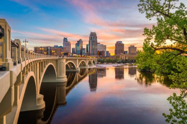 Minneapolis, Minnesota, ABD şehir merkezi. Mississippi Nehri üzerinde ufuk çizgisi. Alacakaranlık vakti Üçüncü Cadde Köprüsü..