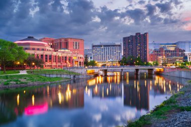 Rochester, Minnesota, ABD Zumbro Nehri üzerindeki şehir manzarası.