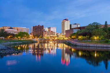 Rochester, Minnesota, ABD Zumbro Nehri üzerindeki şehir manzarası.