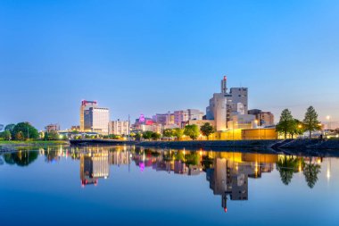 Rochester, Minnesota, ABD Zumbro Nehri üzerindeki şehir manzarası.