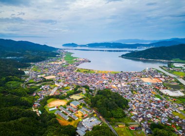 Amanohashidate, Kyoto, Japonya mavi saatte kumsala bakan.