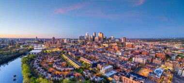 Minneapolis, Minnesota, ABD şehir merkezi alacakaranlıkta gökyüzü.