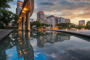 Chiyoda, Tokyo, Japonya şehir manzarası Wadakura Park 'tan alacakaranlıkta..