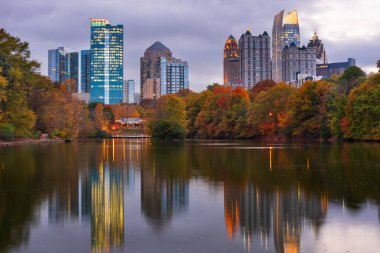 Atlanta, Georgia, ABD Piedmont Park Sonbaharda gökyüzü.