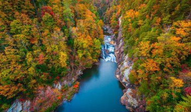 Tallulah Falls, Gürcistan, ABD sonbahar sezonunda Tallulah Vadisi 'ne tepeden bakıyor.