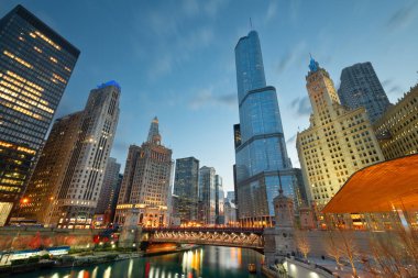 Chicago, Illinois, ABD cityscape alacakaranlık nehir üzerinde.