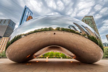 Chicago - Illinois: 9 Mayıs 2018: Cloud Gate Millennium Parkı fırtınalı gökyüzü altında.