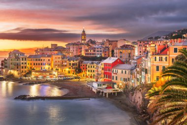 Bogliasco, Genoa, İtalya gün batımında Akdeniz üzerinde ufuk çizgisi. 