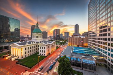 St. Louis şehir merkezinde alacakaranlıkta eski adliye, Missouri, ABD.