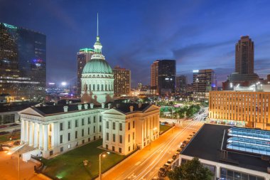 St. Louis şehir merkezinde alacakaranlıkta eski adliye, Missouri, ABD.
