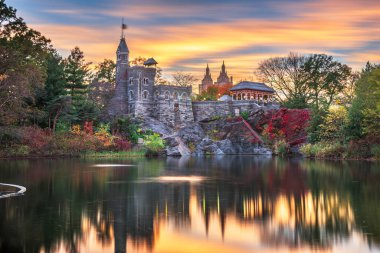 Central Park, New York City adlı bir sonbahar alacakaranlık sırasında Belvedere Kalesi.