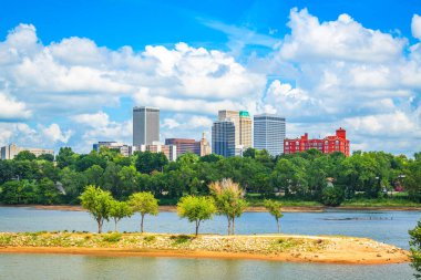 Tulsa, Oklahoma, ABD şehir merkezi Arkansas Nehri üzerinde öğleden sonra gökyüzü.
