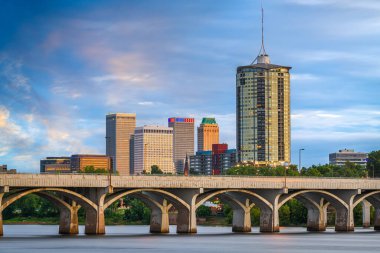 Alacakaranlıkta Arkansas Nehri üzerinde Tulsa, Oklahoma, ABD şehir manzarası.