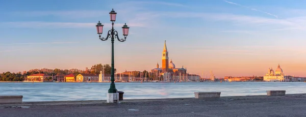 새벽에 분홍빛 가로등 조르조 마조레의 이탈리아 베네치아 — 스톡 사진