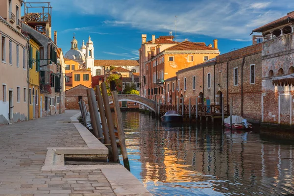Typischer Venezianischer Kanal Mit Brücke Und Kirche Frühen Morgen Dorsoduro — Stockfoto