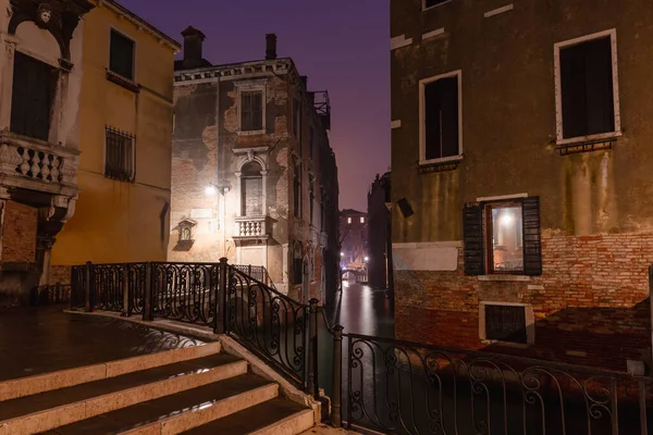 Typischer Venezianischer Kanal Mit Brücke Bei Nacht Venedig Italien — Stockfoto