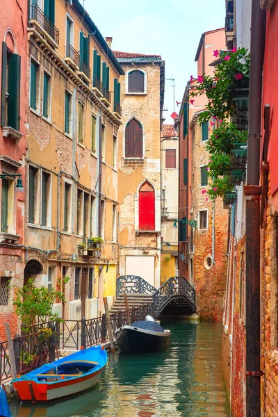 Canal Lateral Estreito Colorido Veneza Com Barco Atracado Itália — Fotografia de Stock