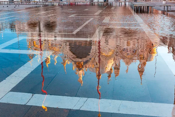 Piazza San Marco Markusplatsen Vid Soluppgången Översvämmad Översvämningsvatten Högvatten Venedig — Stockfoto