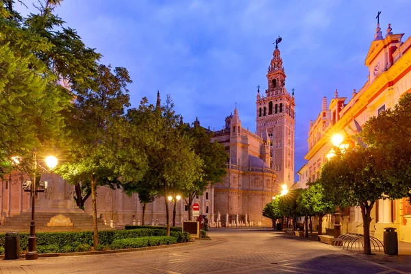 西班牙安达卢西亚塞维利亚著名钟塔 夜间命名为Giralda和See大教堂Saint Mary — 图库照片