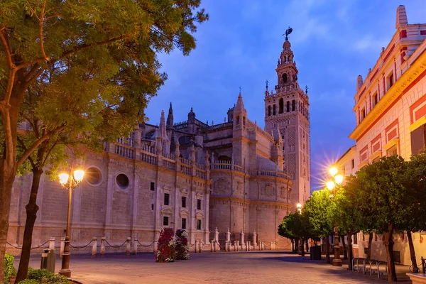 西班牙安达卢西亚塞维利亚著名钟塔 夜间命名为Giralda和See大教堂Saint Mary — 图库照片