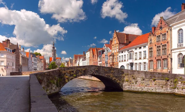 Sonniger Brügge Kanal Spiegelrei Mit Schönen Mittelalterlichen Häusern Belgien — Stockfoto