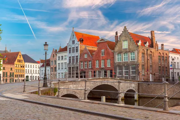Scenic City View Bruges Canal Medieval Houses Sunny Bridge Sunset — Stock Photo, Image