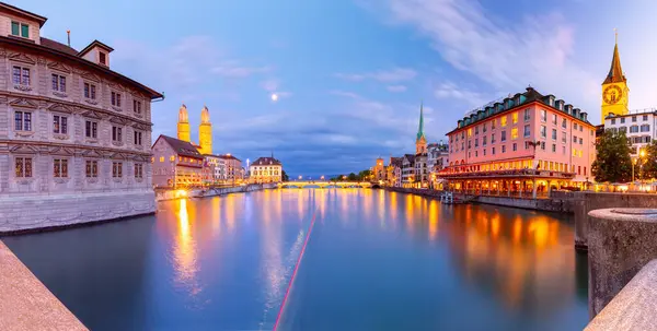 stock image Panorama of Fraumunster church and Munsterbrucke bridge over river Limmat at sunset in Zurich, Switzerland