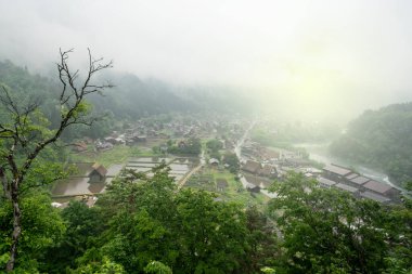 Yağmur mevsiminde Japon geleneksel köyü.