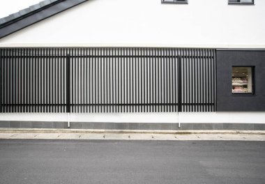 Modern binayla asfalt yolun yan görüntüsü 