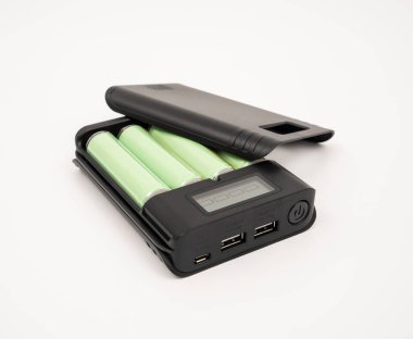 18650 bataryalı elektrik bankası beyaz arka grubunda