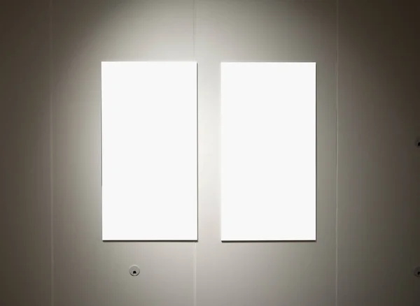 把房间里的两个镜框与一堵白墙相对照 — 图库照片