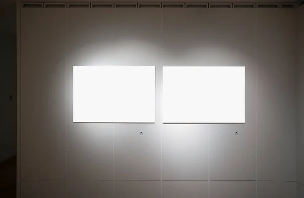 白い壁の反対側の部屋に空の2つのフレーム — ストック写真