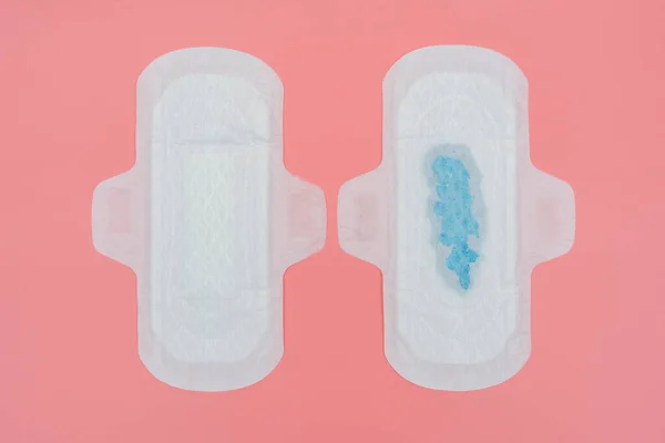 Sanitaire Pad Vergelijken Met Volledige Hoeveelheid Blauwe Bloo — Stockfoto