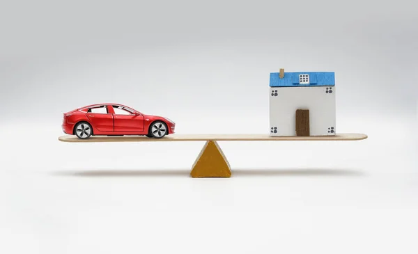 白色背景下的汽车和家庭平衡 — 图库照片