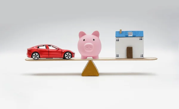 Piggy Banco Casa Brinquedo Carro Balanceamento Fundo Branco — Fotografia de Stock