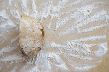 Un hamurunda bir parça ekmek.