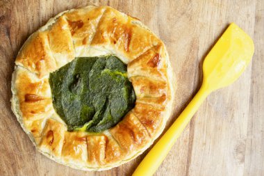 Ispanak ve ricotta peyniri ile doldurulmuş yuvarlak, lezzetli turta.