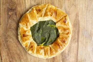 Ispanak ve ricotta peyniri ile doldurulmuş yuvarlak, lezzetli turta.