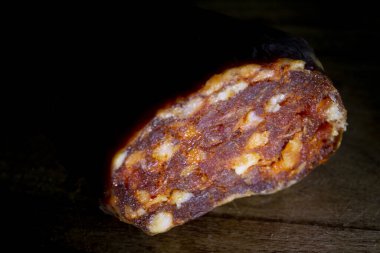 soppressata salamı geleneksel calabrese salamı karanlık ışıkta 