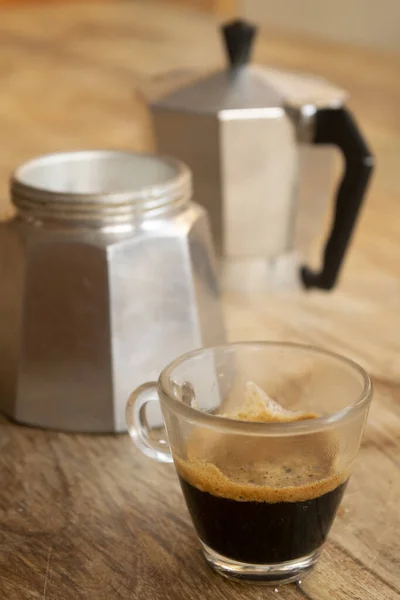 杯子里的奶油咖啡和浓咖啡 — 图库照片