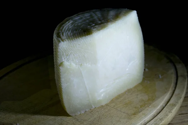 ウッド ペストリー ボードのキアロスキュロのヤギチーズ — ストック写真